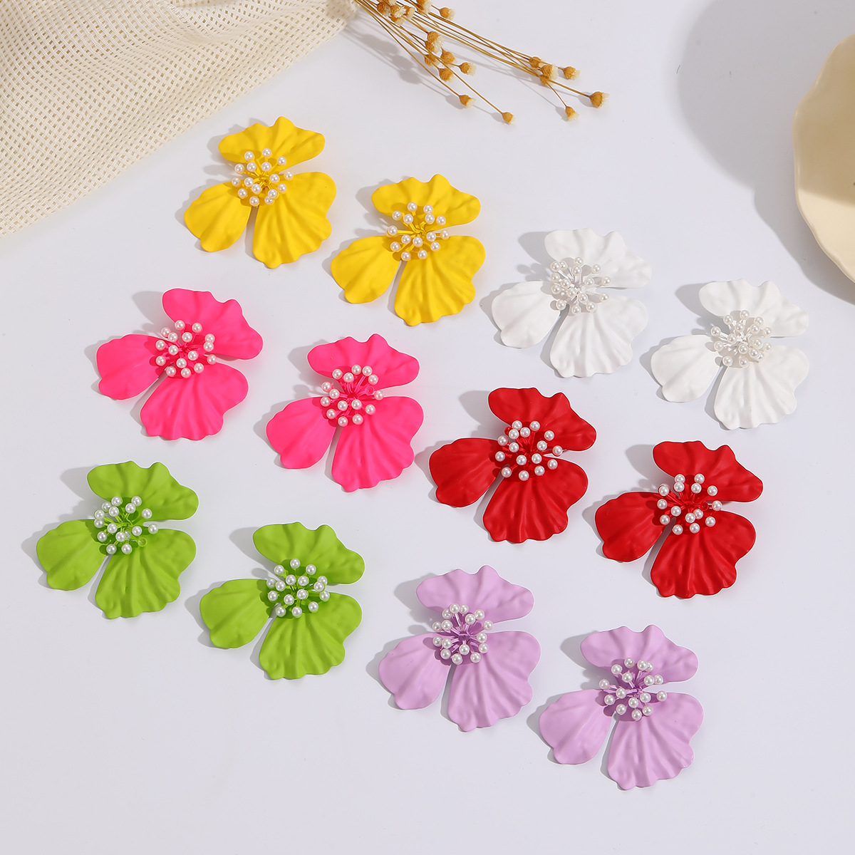 Pendientes de flores grandes con pintura en aerosol de color caramelo de moda europea y americana Pendientes de flores grandes con incrustaciones de perlas exageradas de moda