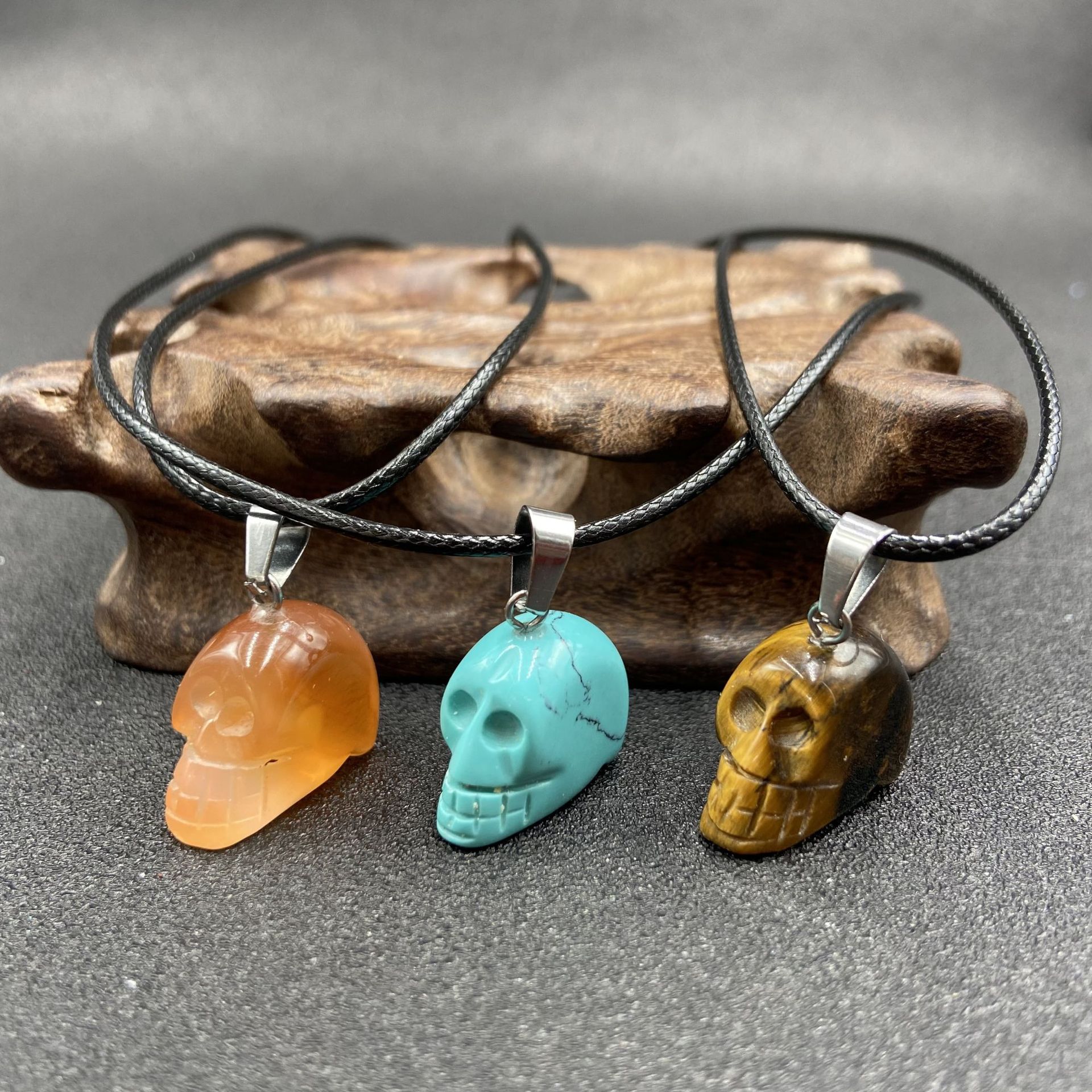 8g Weight Pendant Necklace Classification White, Red, Green, Blue, Wine Red, Gold Color Retro Crystal Tiger Eye Agate Skull Carved Stone Pendant 5