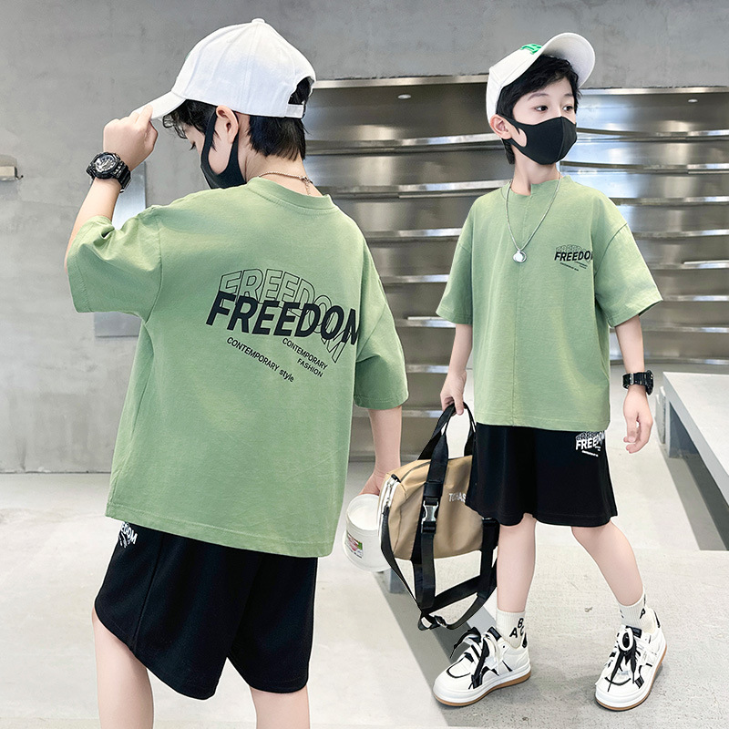 Zomer set voor jongens met t-shirt en korte broek_voghion.com