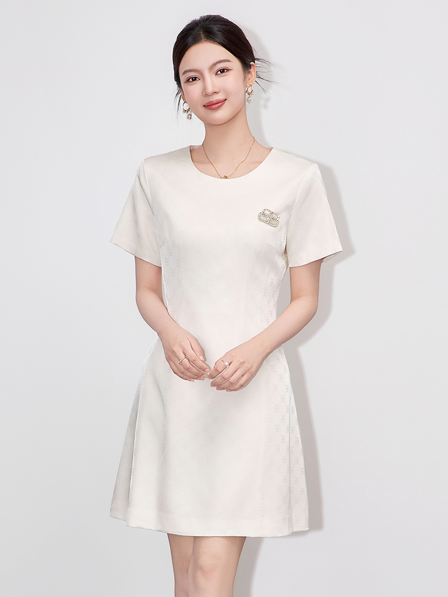 Đầm suông tay ngắn cổ tròn chất liệu tơ nhân tạo dệt jacquard thanh lịch — màu hồng