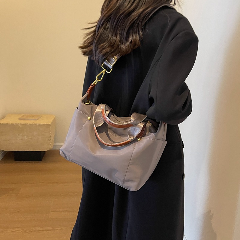 2023 Otoño Nueva Moda práctica bolsa de mensajero del hombro para salir Bolsa De Almohada impermeable ligero de tela de Nylon para las mujeres