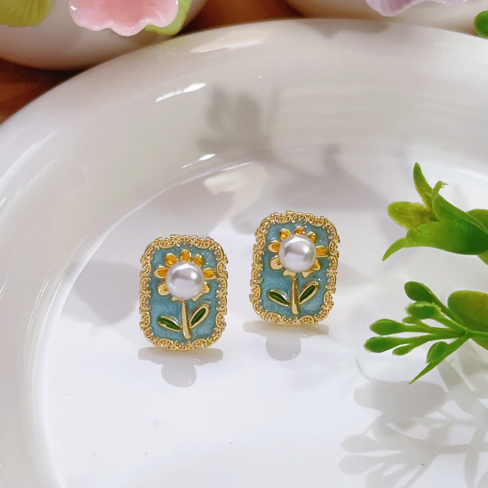 Pendientes de perlas Zhuji, temperamento blanco francés, pendientes antiguos, desplazamientos diarios, lujo ligero, joyería de orejas de alta gama al por mayor