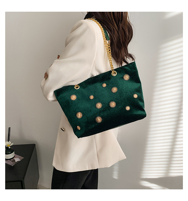 High-end and personalized hardware single-shoulder bag for women, new autumn 2024 collection, velvet chain handbag, stylish tote bag undefined