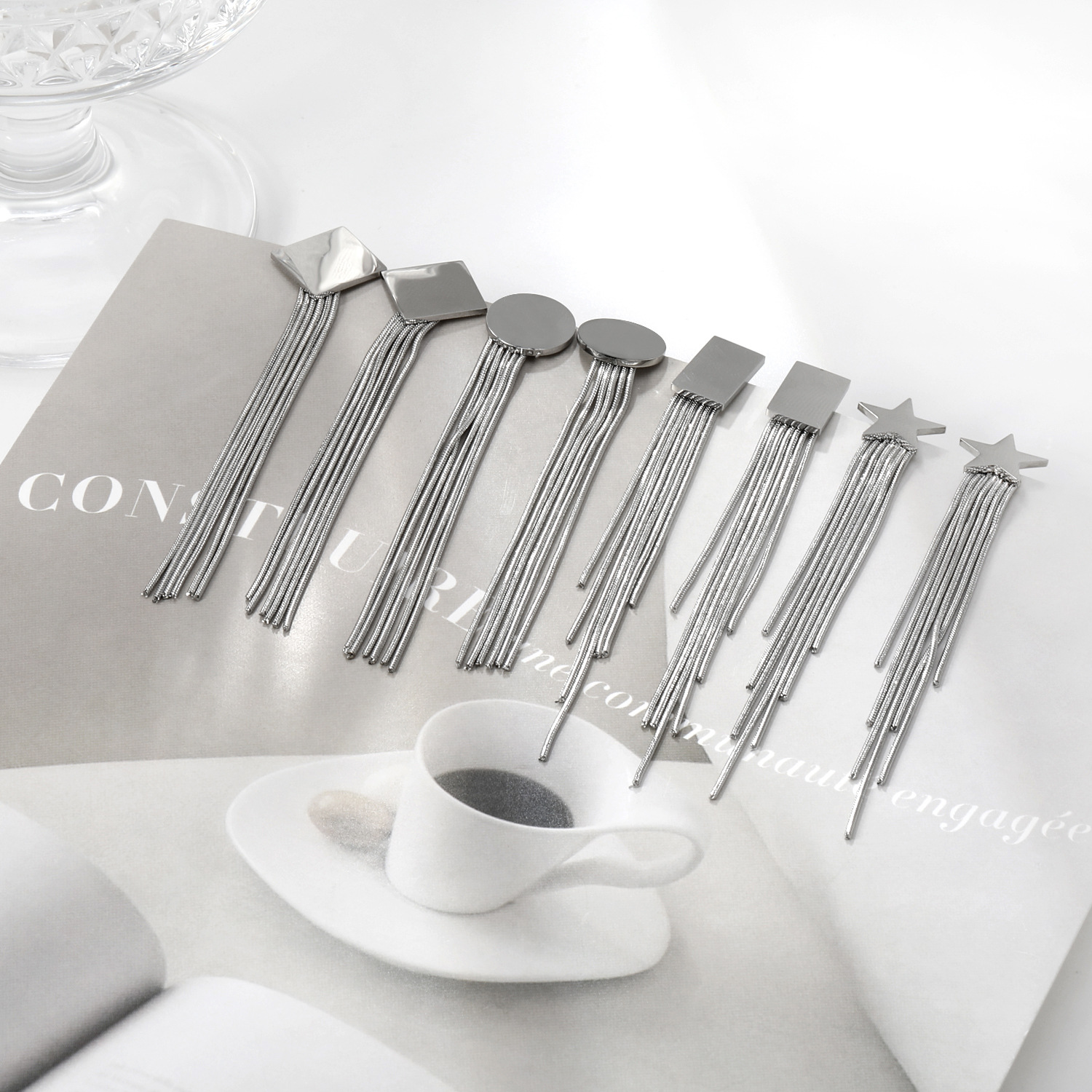 Pendientes europeos y americanos Luz de lujo de alta calidad larga cadena de acero inoxidable nicho retro geométrico transfronterizo especial borla pendientes