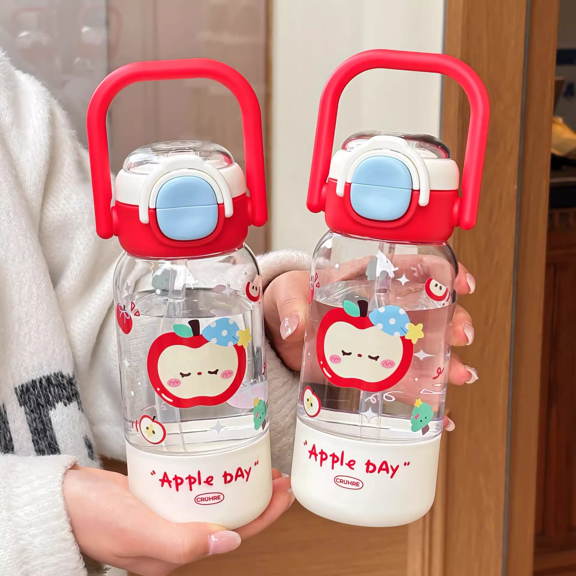 Taza de agua original de manzana roja para mujeres 2026 nueva taza de alto valor de mano de verano anti-caída taza de paja portátil para niños