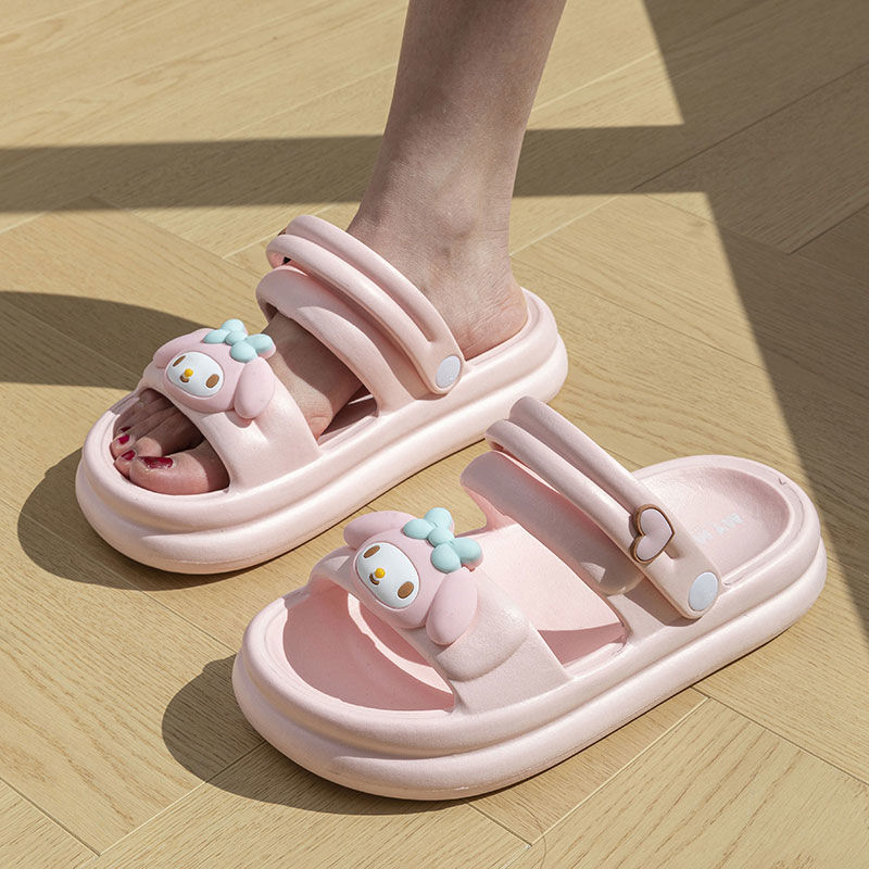 Las zapatillas frías de Sanrio usan zapatos altos fuera de la suela gruesa del verano, los dibujos animados de moda pisan la sensación de mierda y antideslizantes, y dos sandalias de playa.