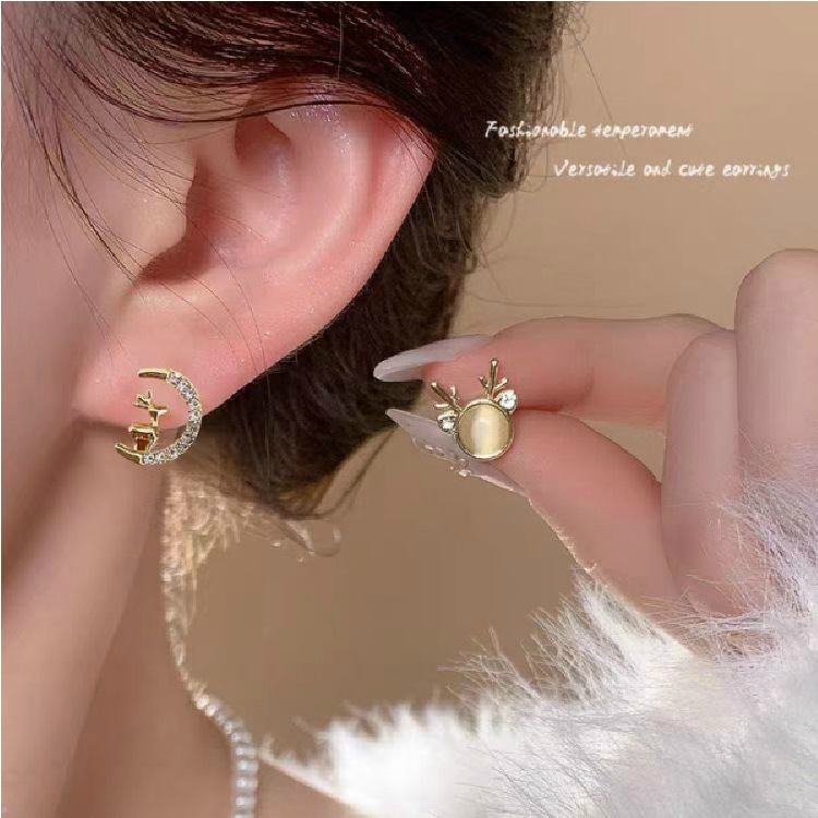 2024 nuevo estilo de moda coreano alce luna pendientes Mori temperamento pequeño ojo de gato pendientes asimétricos pendientes mujeres