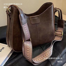 包包女士新款潮感时尚斜挎包复古今年流行宽带单肩水桶包一件批发