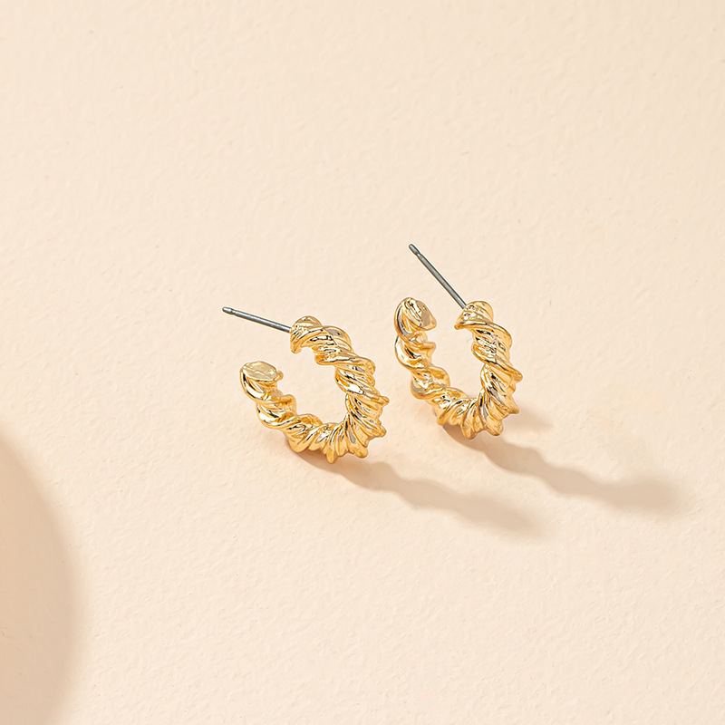 European And American Simple Twist Woven Earrings Simple C-shaped Earrings display picture 1