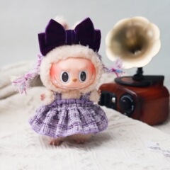 一二三代Labubu子供服マカロンはパーティーに座って布の服を引っ張ります。