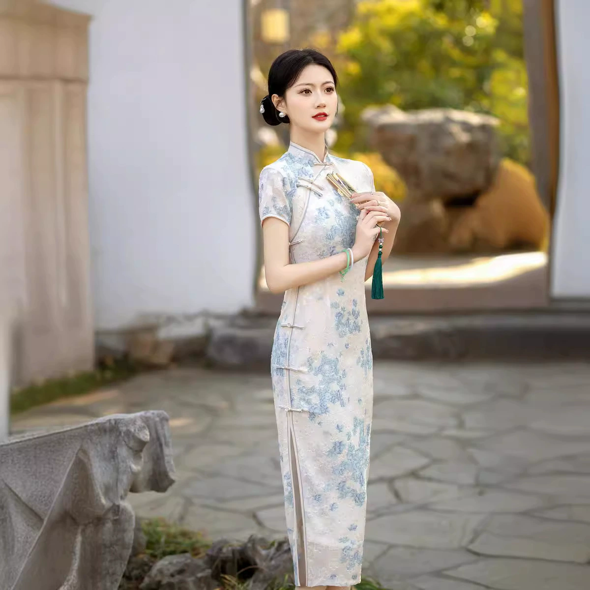 Летнее длинное чонсам/чонсаме? однако чонсам - чонсам. "cheongsam" в русском обычно пишут как чонсам или чонсаме. "Summer long cheongsam, with short sleeve, Chinese style" → "Летнее длинное чонсаме?" Let's choose: "Летнее длинное чонсам с коротким рукавом, китайский стиль"