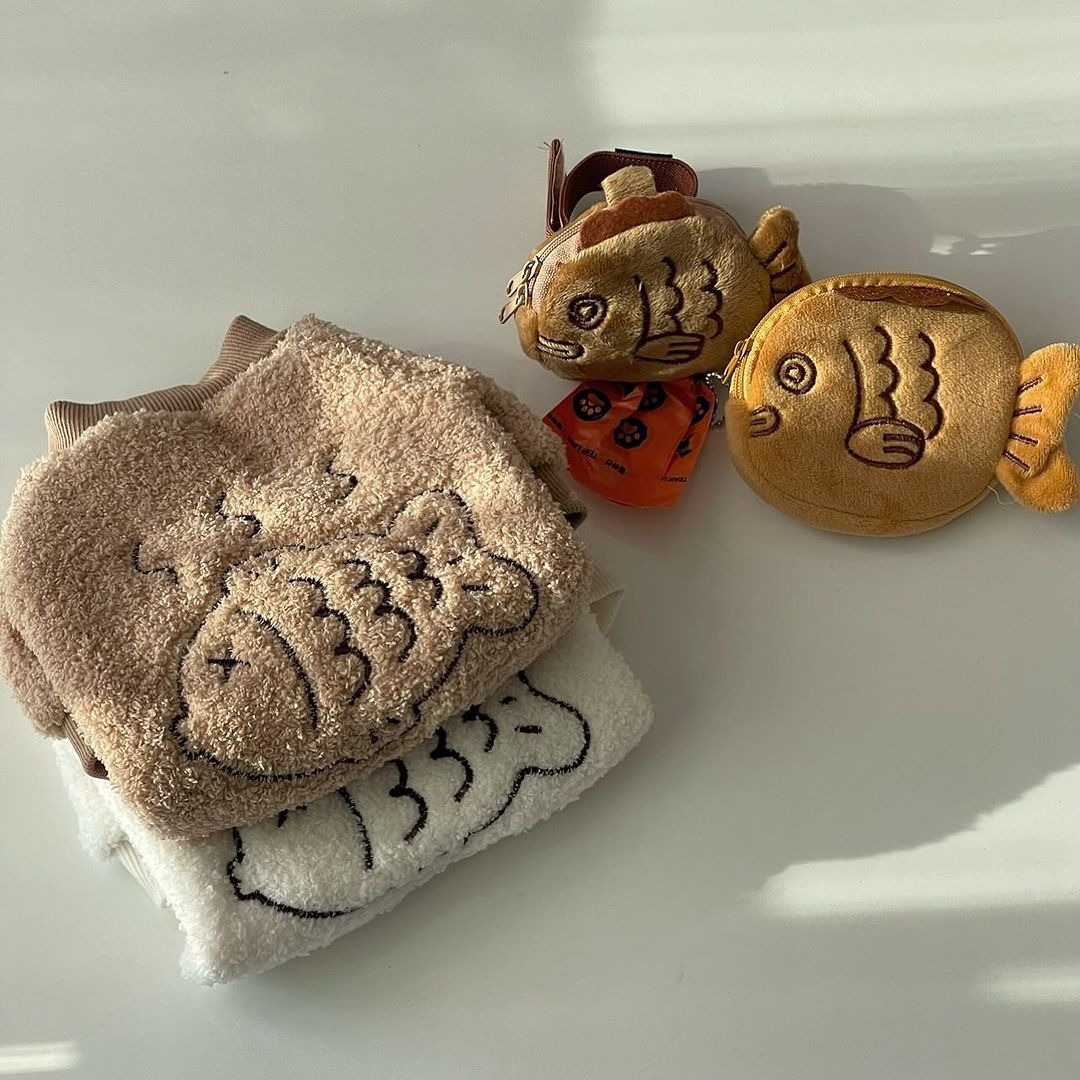 (2개) 강아지 옷, 가을 겨울 의류 펜던트, 봉제 목제 물고기, 귀여운 봉제 동전 지갑, 중소형 테디 비숑 슈나우저