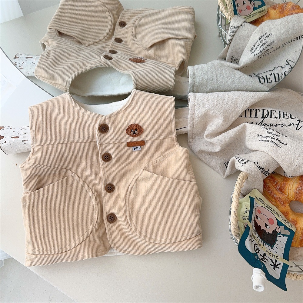 Versión coreana de ropa de otoño e invierno para bebés, chaleco de pana grueso y cálido más pantalones de terciopelo, camisa de fondo a rayas, traje de tres piezas