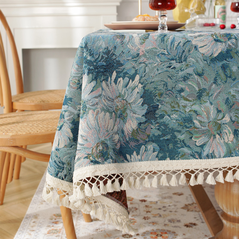 Mesa de centro rectangular de comedor con estampado vintage de jacquard teñido en hilo de poliéster y algodón, con borla cruzada y margaritas azules._voghion.com