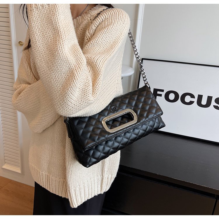 Kleine luxuriöse Klapp-Ohrtasche für Damen 2024 neue Mode-Umhängetasche hochwertige Unterarmtasche mit Diamantkette_voghion.com