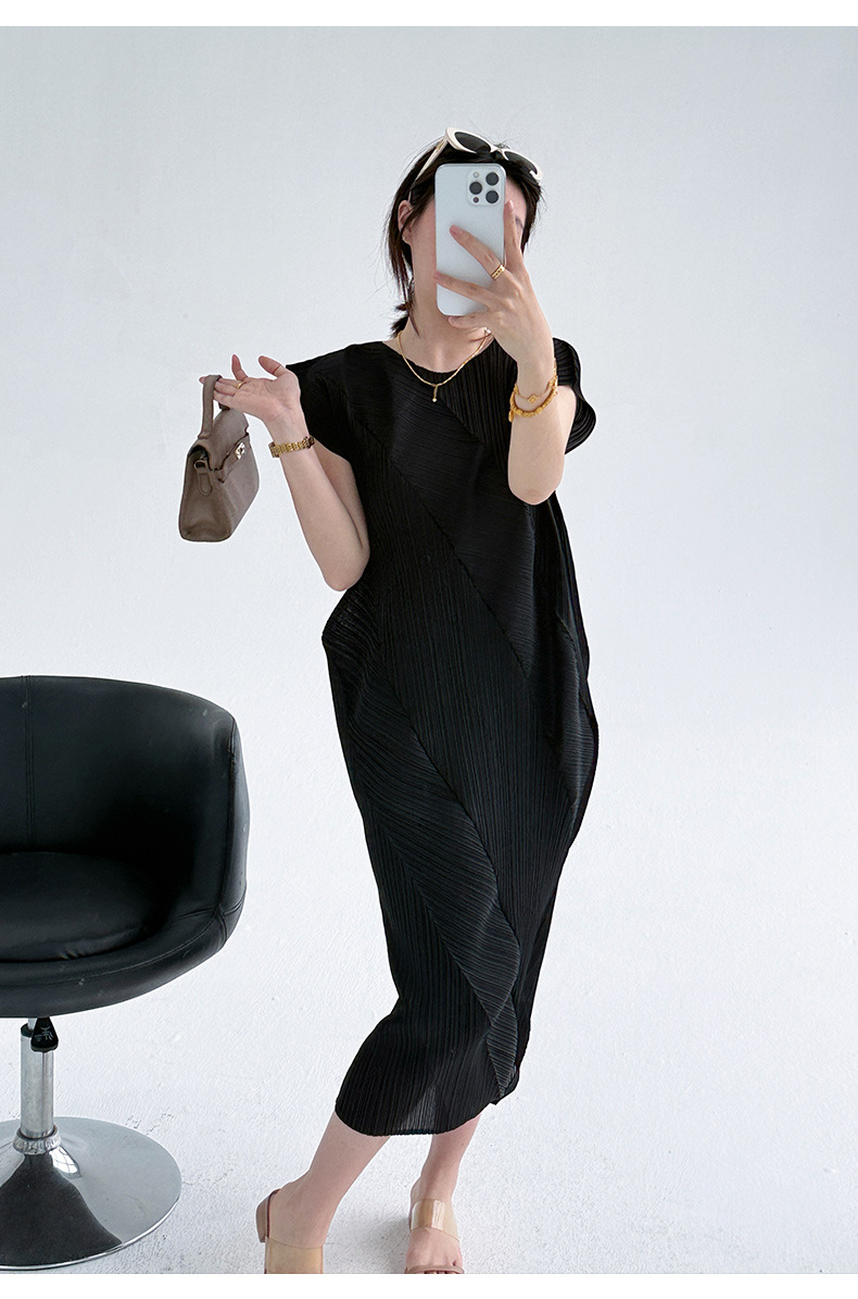 Đầm maxi nữ tay ngắn thiết kế xếp ly Issey Miyake ôm eo — màu đen chi tiết 7