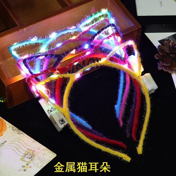 夜市に露店を出しているおもちゃが光るカチューシャが人気の商品が光る猫の耳のカチューシャのぬいぐるみのプレゼント|undefined