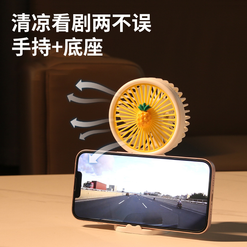 小型扇風機usbミニ扇風機を持って充電します。学生寮の手は携帯型のデスクトップを持っています。|undefined