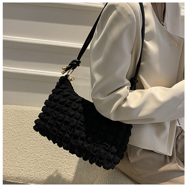 Fashion One-shoulder Underarm Bag Autumn And Winter Texture Fabric Bag display picture 7