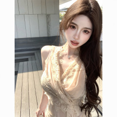 女性用の気質でシックなノースリーブトップ、夏のデザイン、不規則なシャツ、純粋な欲望のVネックレースシフォンシャツ