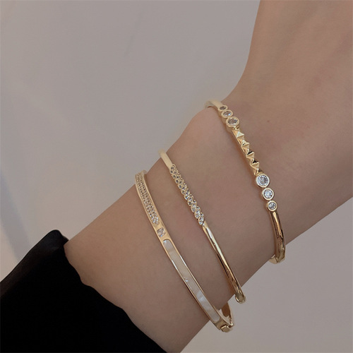Full of diamonds, ultra-glitter bow, gourd row of diamond bracelets, fashionable, light, luxurious and high-end bracelets, temperament and versatile hand accessories