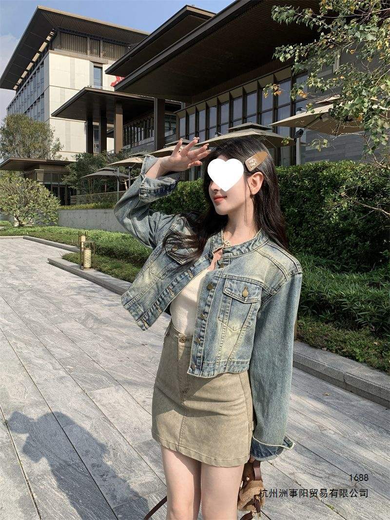 Women's denim blue casual denim jacket, new spring 2026 design, stylish and slimming short jacket, trendy on Instagram.