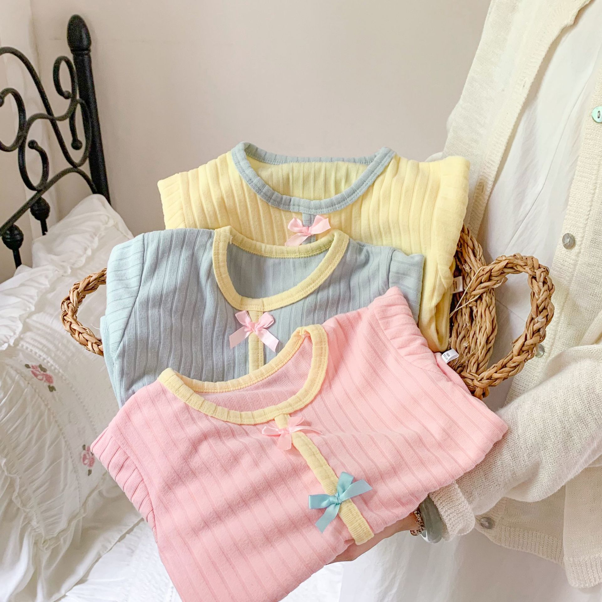 Primavera y otoño de los niños nuevos productos de bebés femeninos camisetas de fondo chaqueta arco coreana suéter universal adorable dulce al por mayor