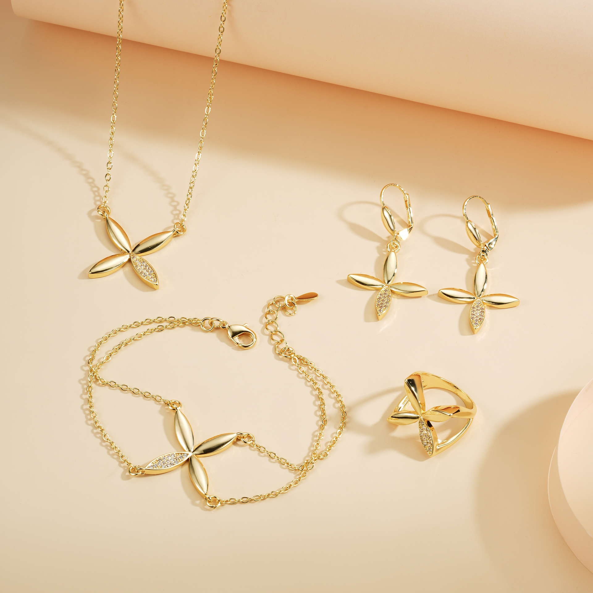 Explosiones transfronterizas de cuatro hojas de flores de diamante conjunto de joyería de diseño de alta gama collar pendientes anillo pulsera conjunto de cuatro piezas