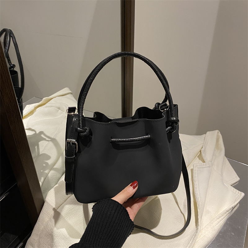 Bolso retro de invierno para mujeres 2024 nuevo diseño de nicho de estilo extranjero bolso de hombro de moda simple bolso de hombro