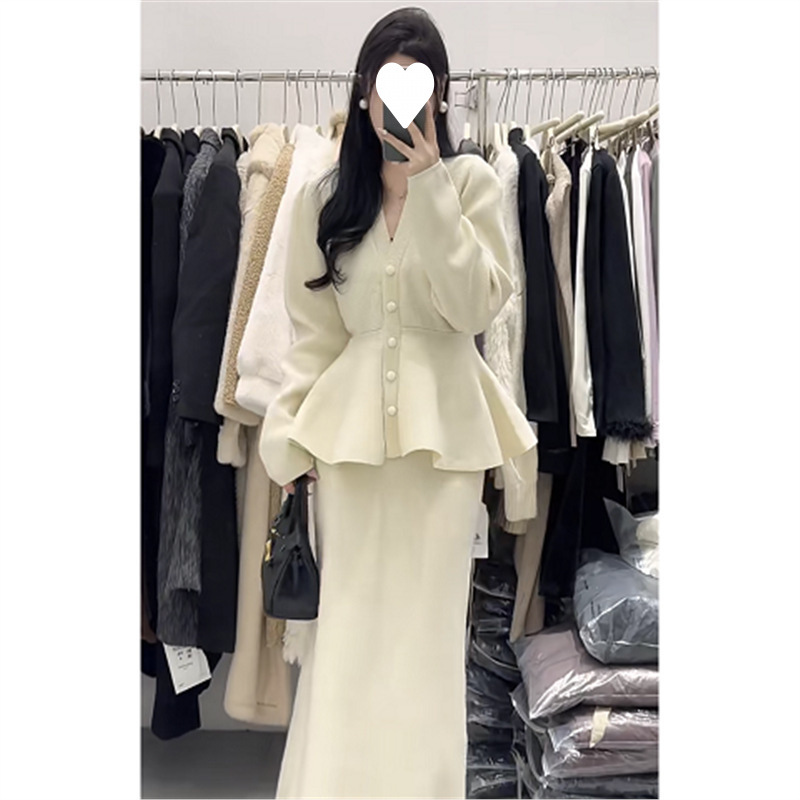 冬季温柔系穿搭女2025新款韩版过年红色针织毛衣显瘦半身裙两件套