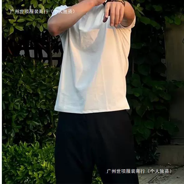 Красавчик черная рубашка с манжетами на плече