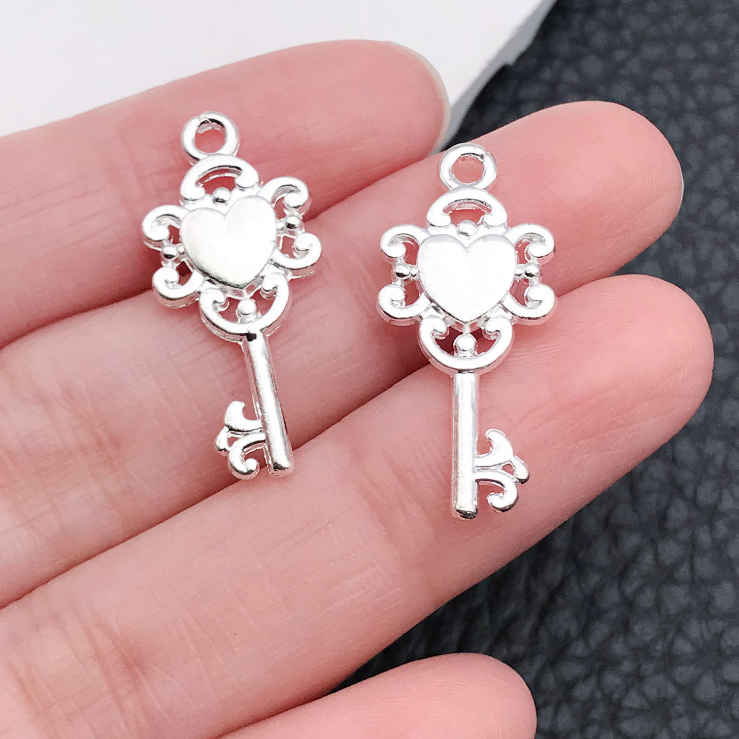 20965-X-亮银锌合金桃爱心形钥匙12x26-1g