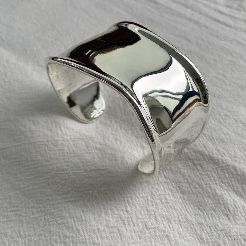 Irregular Wide-Edge Smooth Bracelet for Women, Niche Designer, Exaggerated High-End Feel, Light Luxury Style, Versatile Silver Bracelet Irregular Wide-Edge Smooth Bracelet for Women, Niche Designer, Exaggerated High-End Feel, Light Luxury Style, Versatile Silver Bracelet