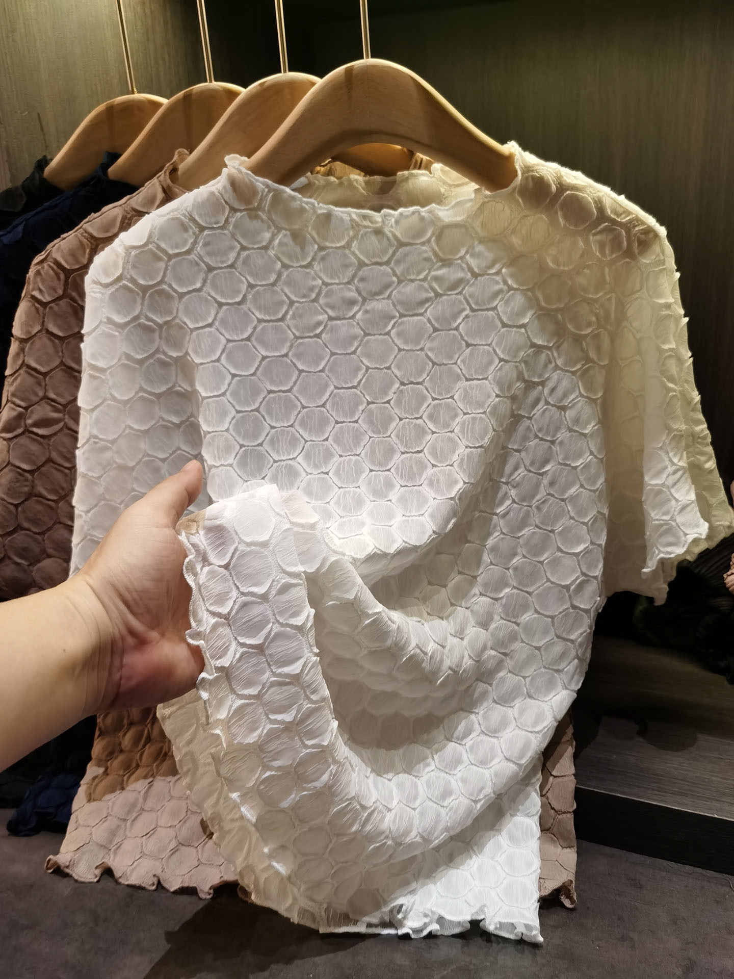 Áo thun nữ tay ngắn cổ tròn chất liệu cotton phối họa tiết ép hoa nhăn — màu đen, xanh lam, màu trắng, màu kaki