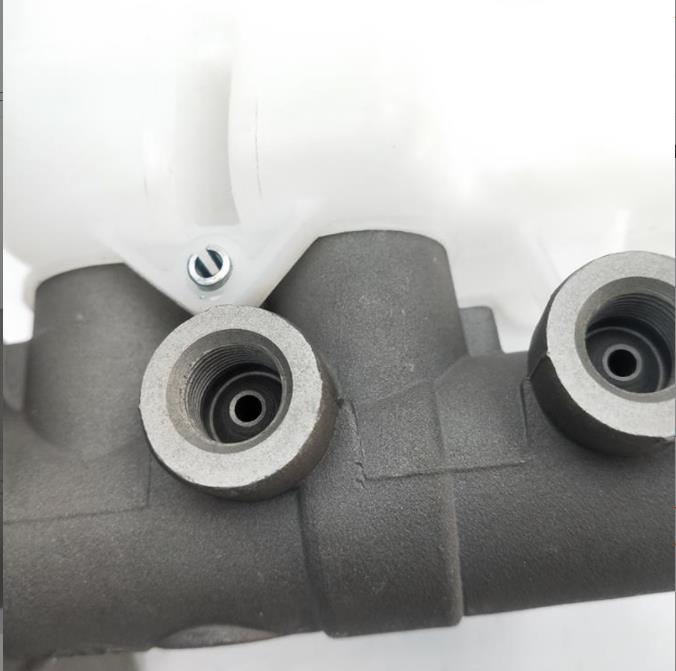 47201-60A30 automobile brake master cylinder brake master cylinder is suitable for Toyota LAND CRUISER