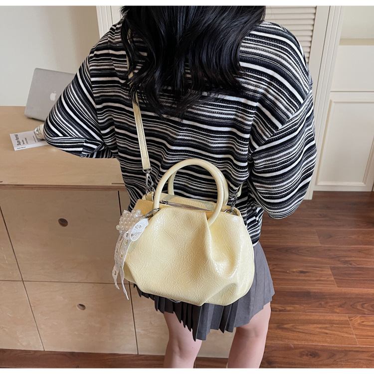 Fashionable tote bag, large-capacity underarm bag, 2025 new solid color texture women's bag, simple commuting bag, soft leather single-shoulder undefined