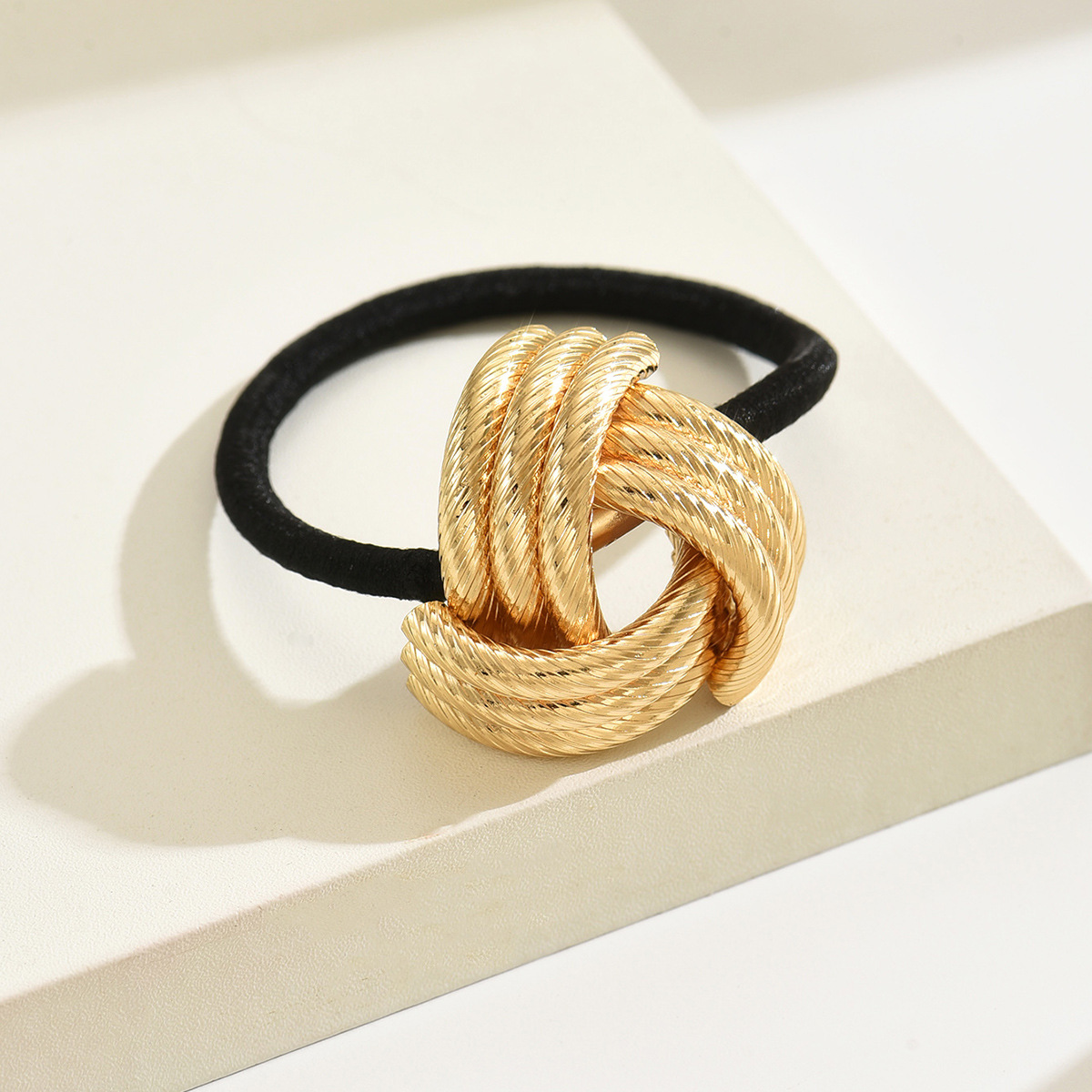 Nuevo anillo de cabello de metal simple cuerdas de cabello de estilo europeo y americano de cola de caballo femenina alta elástica cuerda de cabeza triangular nudo artesanía adornos de cabello al por mayor