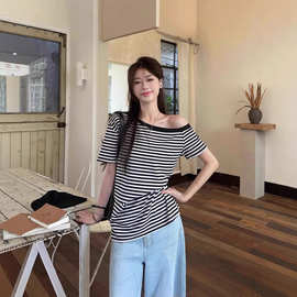 夏季纯欲辣妹斜肩短袖T恤女设计感小众不规则露肩条纹中长款上衣