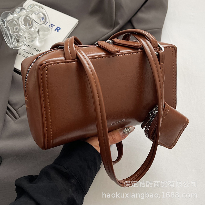 Korean Niche Underarm Bag For Women 2025 New Trendy Retro Handheld Bowling Bag Simple Shoulder Commuter Bag - Thumbnail 4