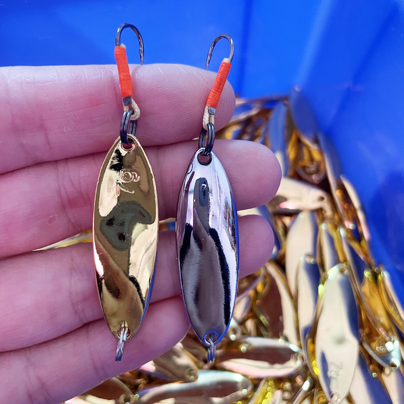 Factory-Made Double Curved Sequin Lure with Reinforced Single Hook for Long Casting, Suitable for Mackerel, Sea Bass, Mandarin Fish, and Catfish Factory-Made Double Curved Sequin Lure with Reinforced Single Hook for Long Casting, Suitable for Mackerel, Sea Bass, Mandarin Fish, and Catfish