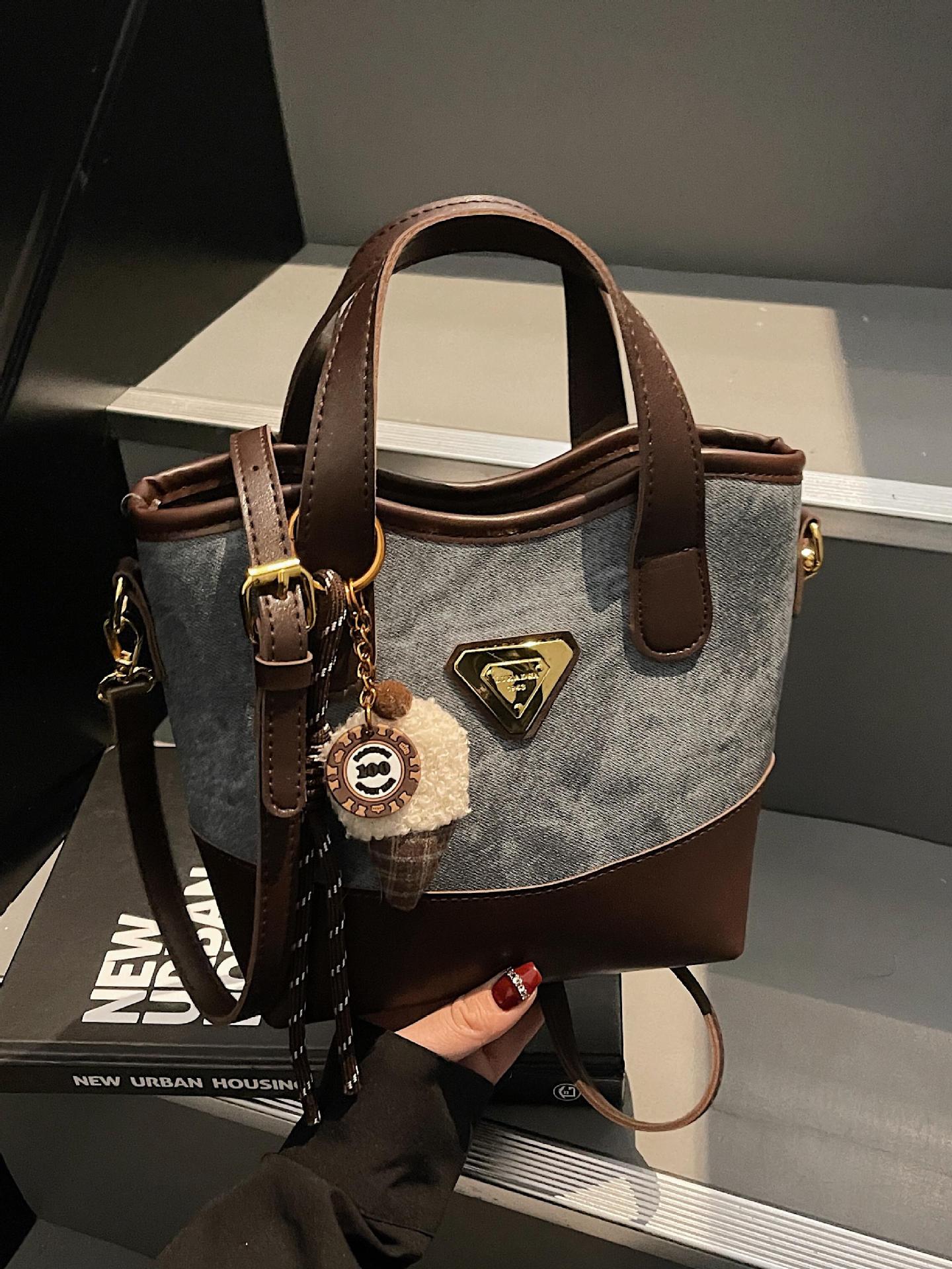 Bolso de mano de color de contraste de estilo explosivo de comercio exterior para mujer 2025 nuevo bolso de mensajero de moda salvaje bolso de cubo de ocio retro