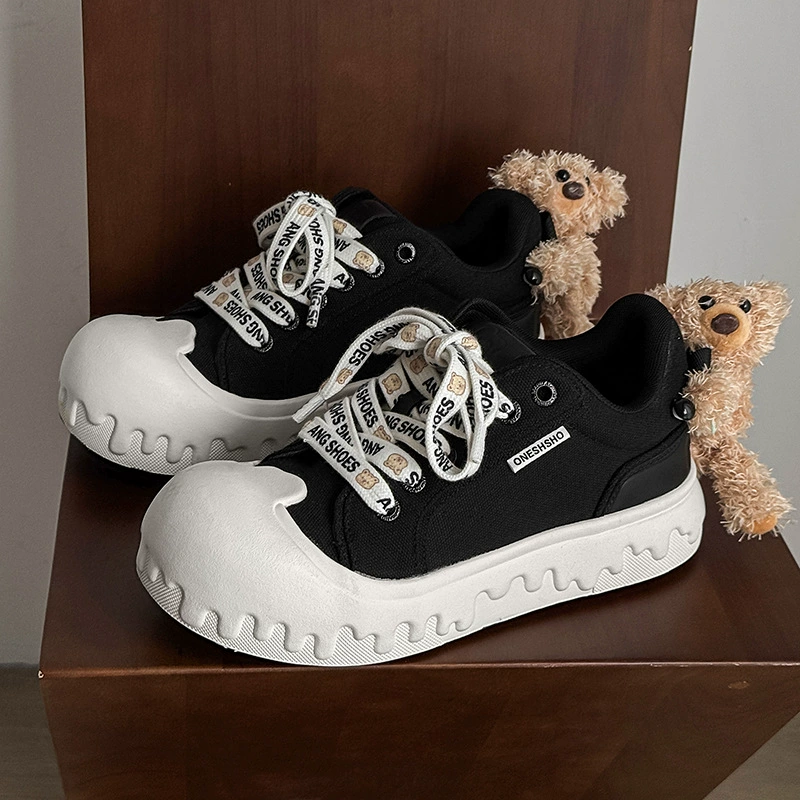 Белые туфли с трехмерным медведем, милые парусиновые туфли с низким вырезом в стиле ретро, ​​толстая подошва, увеличивающие рост, универсальные туфли нишевого типа.