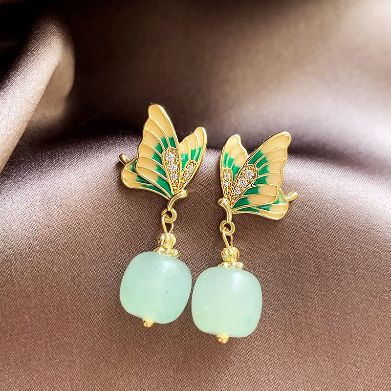 Green elegant retro earrings