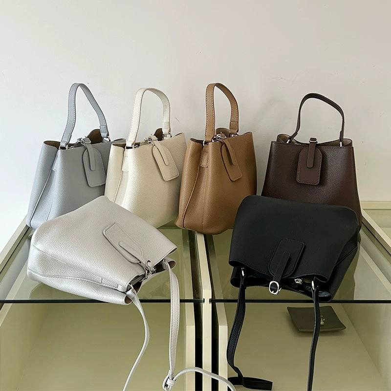 Текст Basket Shoulder Bag — просторная, универсальная сумка на одно плечо в нескольких цветах