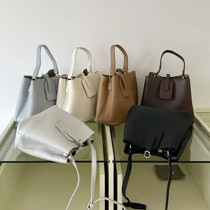 Текст Basket Shoulder Bag — просторная, универсальная сумка на одно плечо в нескольких цветах