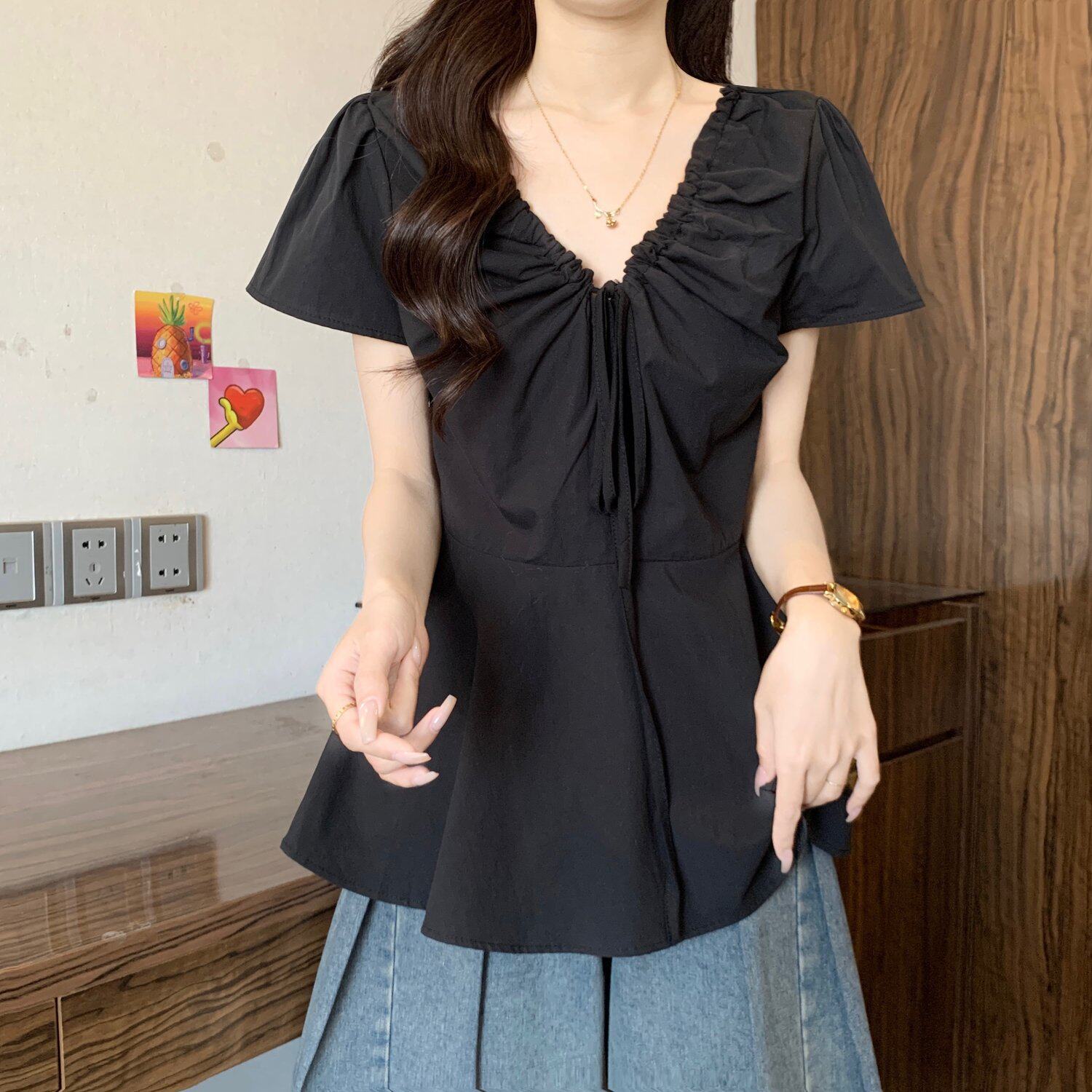 Áo thun nữ cổ V tay ngắn thiết kế dây rút eo — màu đen chi tiết 7