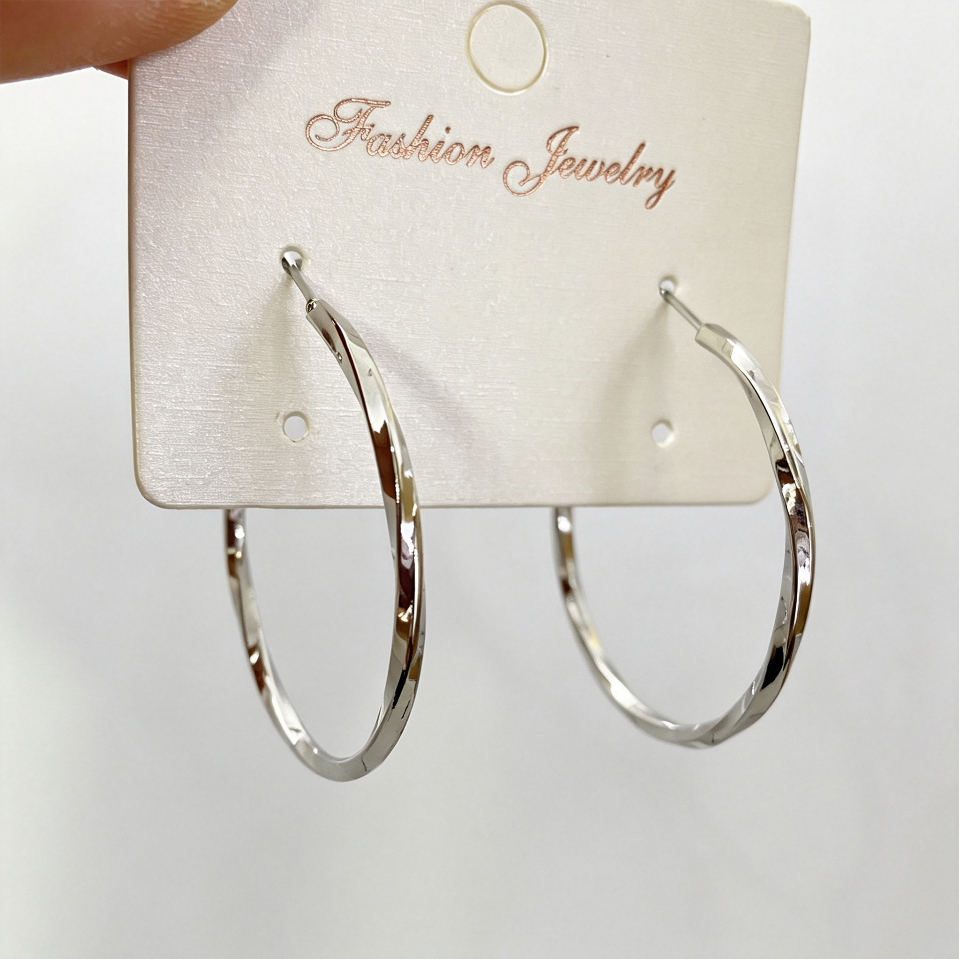 Fashionable and trendy exaggerated large hoop earrings, European and American simple versatile stylish earrings, metal minimalist plain hoop studs