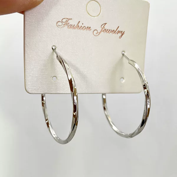 Fashionable and trendy exaggerated large hoop earrings, European and American simple versatile stylish earrings, metal minimalist plain hoop studs