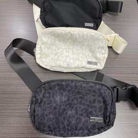 现货原创女士时尚胸包lulu同款休闲腰包防水便携运动旅行斜跨胸包