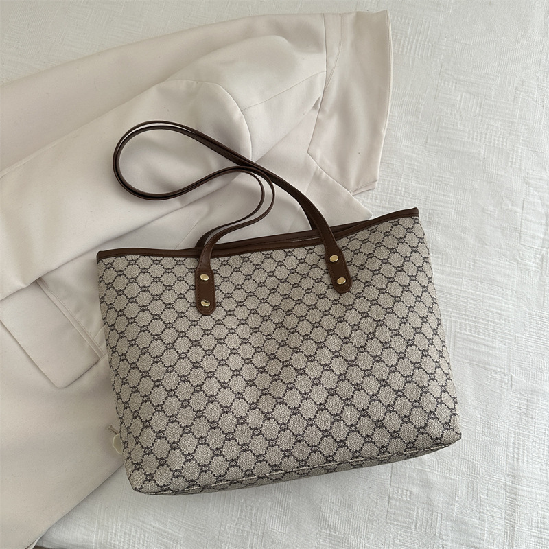 Bolsa de clase retro de gran capacidad para mujeres invierno 2025 nueva moda nicho bolso de hombro universal